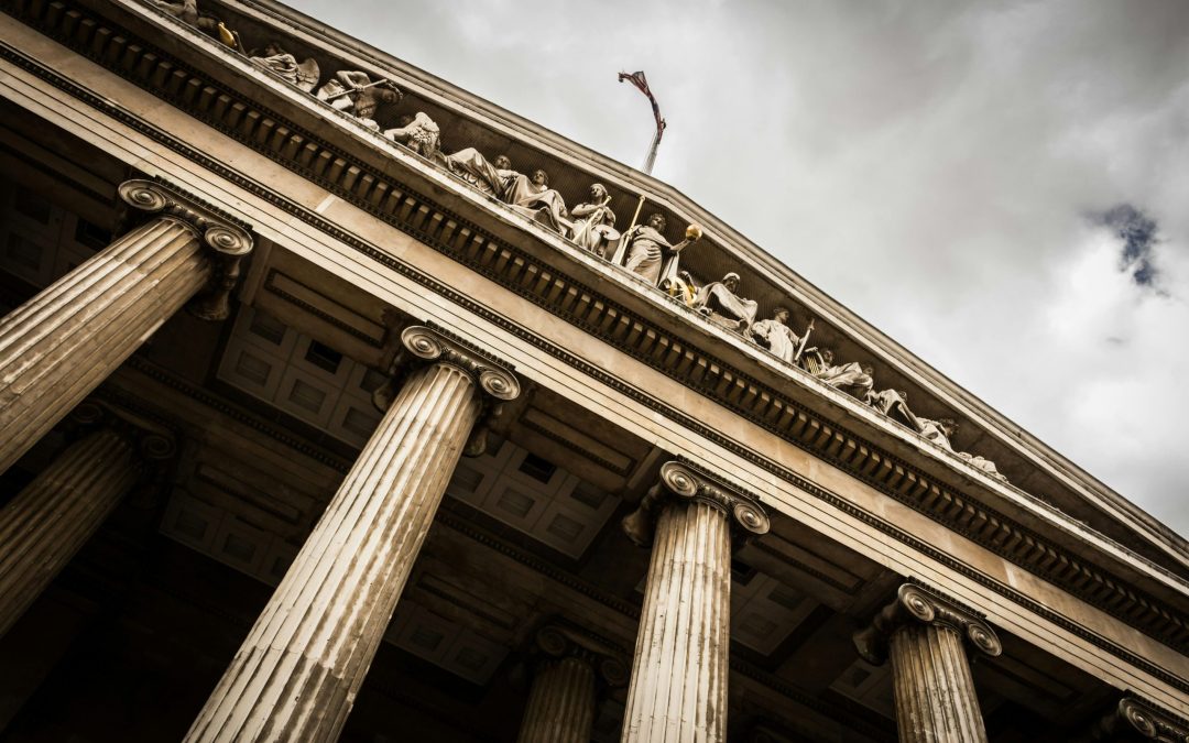 Solicitor vs Lawyer in Portugal Explained: Roles, Responsibilities, and When to Hire Each