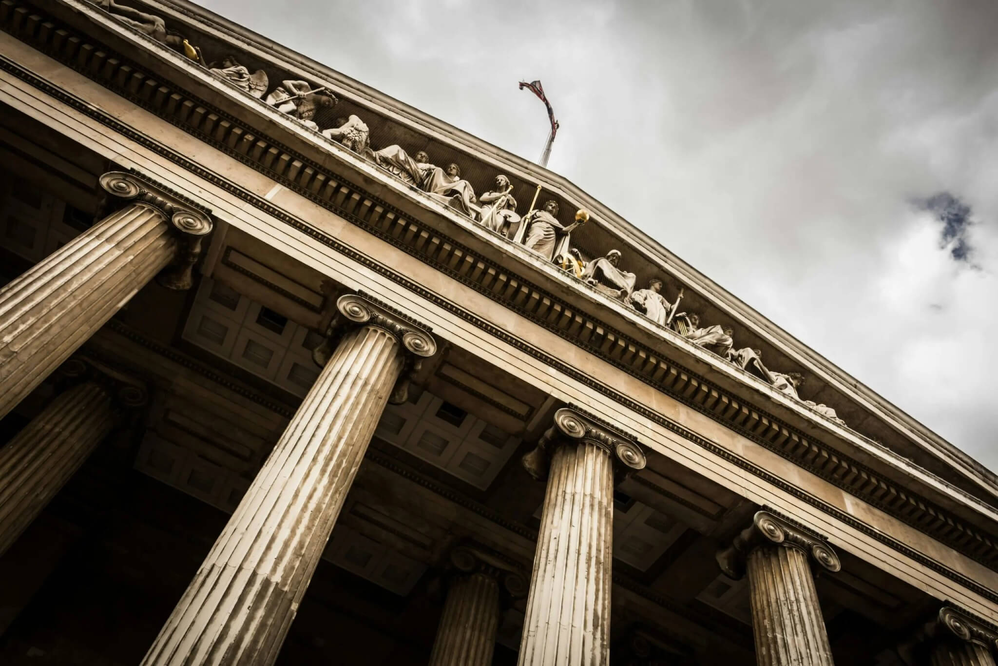 Solicitor vs Lawyer in Portugal Explained: Roles, Responsibilities, and When to Hire Each